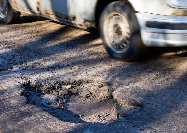 Voiture Passe Près Fosse Sur Une Route Asphaltée — Photo