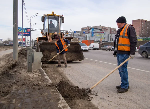 Voronezh Russland März 2019 Reinigung Des Sandes Straßenrand Durch Mitarbeiter — Stockfoto