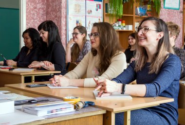 Gadjievo, Rusya-13 Nisan 2019: okul sınıfında yetişkinler masalarında oturmak.