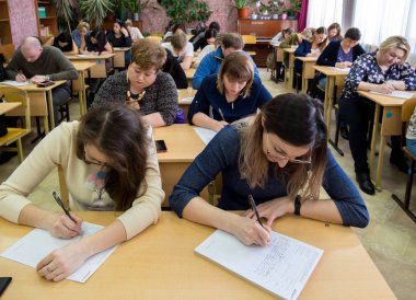 Gadjievo, Rusya-13 Nisan 2019: yetişkinler okul sınıfında testler yazma