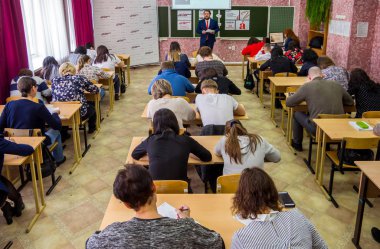 Gadjievo, Rusya-13 Nisan 2019: okul sınıfında Insanlar yazma 