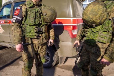 Murmansk, Rusya - 22 Nisan 2019: Askeri polis memurları arabanın yanında duruyor