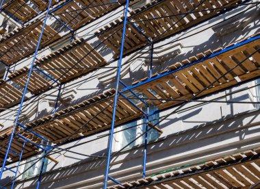 Binanın cephesinde iskele parçası