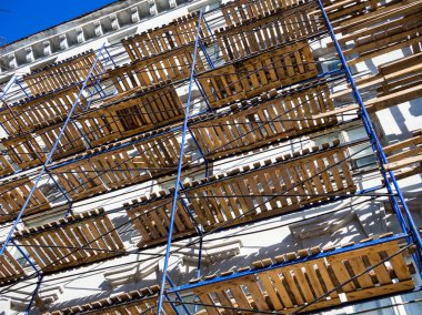 Kurulu iskeleile bir binanın cephesi