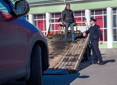Murmansk, Rusya - 22 Nisan 2019: Uygunsuz park nedeniyle araç tahliyesi için hazırlık