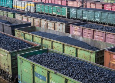 Murmansk, Rusya - 22 Nisan 2019: Kömür Demiryolu Vagonları