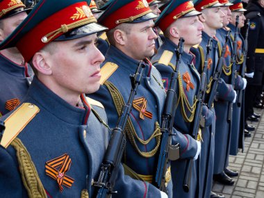 Murmansk, Rusya - 22 Nisan 2019: Makineli tüfekli askeri üniformasipariş imr