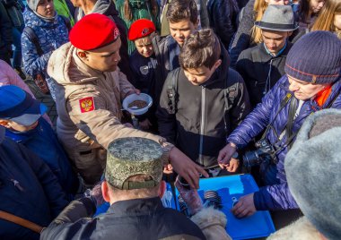 Murmansk, Rusya - 22 Nisan 2019: Sokakta çayla lapa dağıtmak