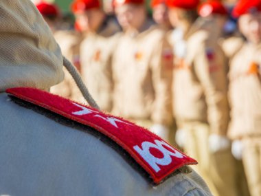 Murmansk, Rusya - 22 Nisan 2019: Askeri öğrenci sisteminin arka planına karşı takipte olan Unarmia'nın sembolleri