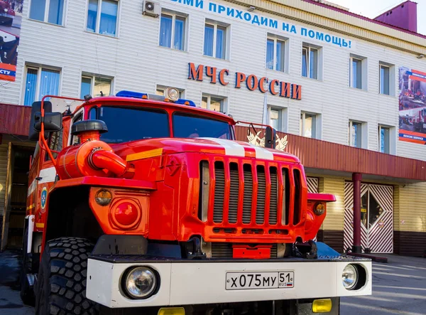 Murmansk Rusia April 2019 Truk Pemadam Kebakaran Meninggalkan Stasiun Pemadam — Stok Foto