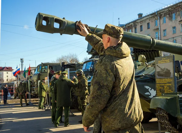 Murmansk Rusia Abril 2019 Soldado Limpiando Cañón Armas — Foto de Stock
