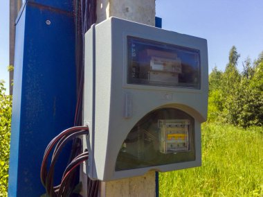 Voronej, Rusya - Juny 23, 2018: Arazi ye yakın bir direk üzerinde elektrik sayacı