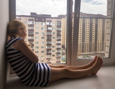 Voronej, Rusya - Juny 29, 2018: Pencere nin üzerinde oturan on yaşındaki kız