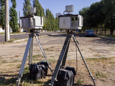 Voronej, Rusya - 22 Eylül 2018: Yol kenarında iki fotoğraf sabitleme seti