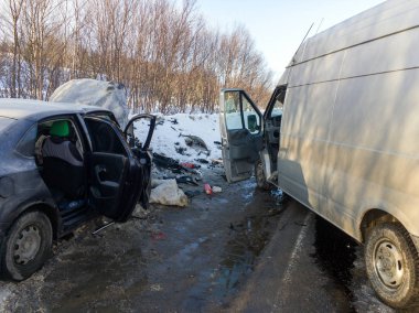 Murmansk, Rusya - 04 Nisan 2019: Bir araba ve bir kargo minibüsü kazası