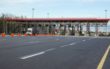 Voronezh, Rusya - 24 Mayıs 2019: Yeni M-11 Moskova - St. Petersburg otoyolu üzerindeki nakit toplama ofisleri