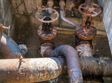 Ana boru hattındaki vanalar aşınmış.