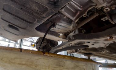 Motor yağı, krank kutusundaki giderden akıyor.