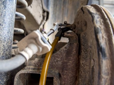 Sıvı değişimi için frene bağlı hortum