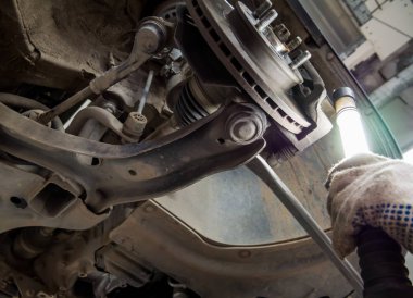 Fren yastığı disk freninin aşınmasına bakıyorum.