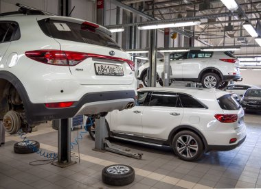 Voronezh, Rusya - 30 Mayıs 2019: Yetkili bir satıcının benzin istasyonunda araba servisi