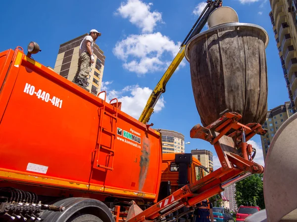 Voronezh Russland Mai 2019 Müllcontainer Wird Mit Einem Müllwagen Entladen — Stockfoto