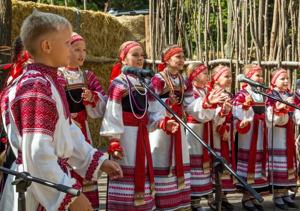 ロシア ヴォロネジ2019年9月5日 民族衣装で民謡を歌う子供たち — ストック写真