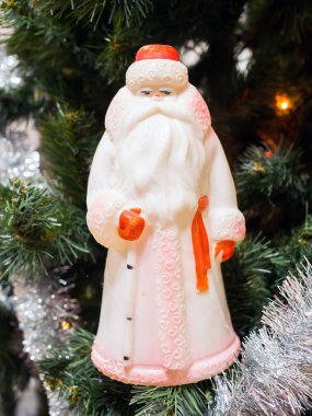 Noel Baba heykelciği Noel ağacının altında. SSCB zamanının oyuncağı.