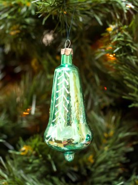 Noel ağacı kolyesi - desenli bir çan.