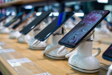 Voronezh, Rusya - 22 Aralık 2019: Bir mağazada akıllı telefonlu gösteri