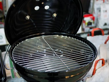 Kapağı açık barbekü için yeni bir ızgara.