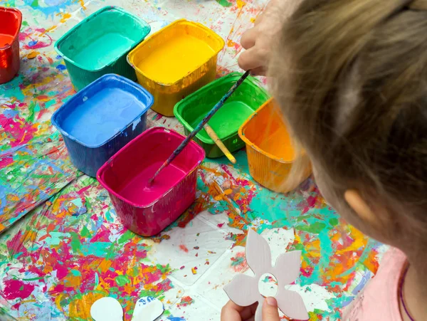 Дети Рисуют Лепестки Бумаги Яркими Цветами — стоковое фото