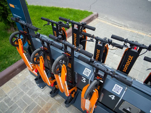 Rusya, Voronezh - Ağustos 2019, 24: elektrikli scooter kiralama noktası. RC 