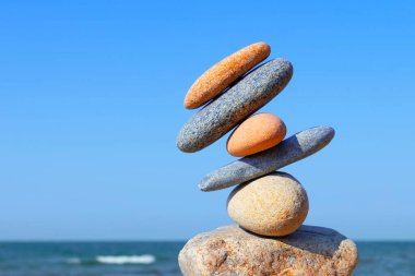 Çok renkli taşların kararsız yapısı. Dengesiz denge. Dengesizlik kavramı.