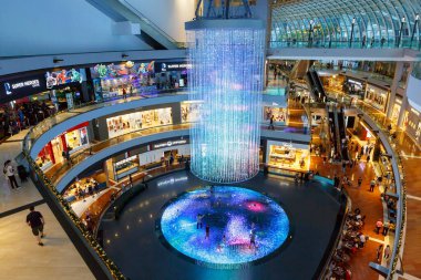 SINGAPORE-25 Kasım 2019: Marina Bay Sands alışveriş merkezi ve fütüristik ışıklandırma ve holografik zemin gösterisi