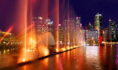 SINGAPORE-29 Kasım 2019: İş merkezinin gökdelenlerine karşı Marina Bay Sands Oteli yakınlarındaki Singapur 'da gece sergisi