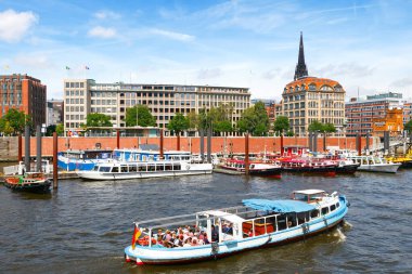 Hamburg, Almanya-26 Haziran 2011: Elbe 'den Hamburg' a kadar turistli tekne yüzüyor.