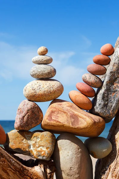 Pirâmide Pedra Zen Seixos Coloridos Uma Praia Fundo Mar Conceito — Fotografia de Stock