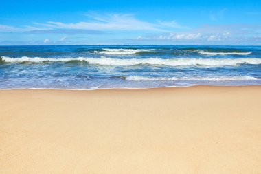 Güneşli bir yaz gününde güzel bir deniz ve kumlu bir plaj. Boşluğu kopyala