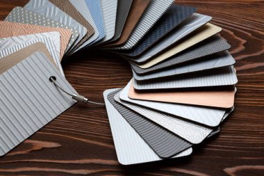 Çember şeklinde metal laminat örnekleri, metal kaplamalı plastik. Tasarımcının çalışması için örnekler. seçici odak