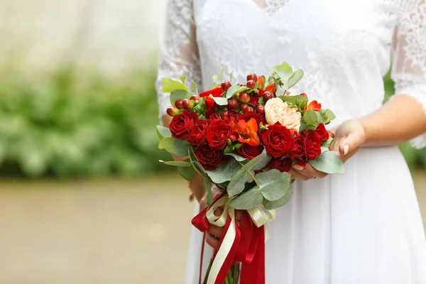 Belo Buquê Casamento Rosas Vermelhas Bagas Vermelhas Hypericum Mãos Noiva — Fotografia de Stock