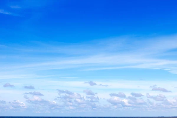 Piękne Letnie Błękitne Niebo Nad Morzem Chmurami Cirrus Cumulus Obraz — Zdjęcie stockowe