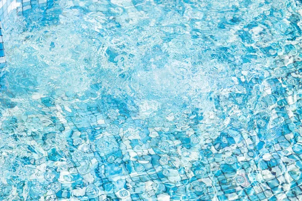 Mouvement Eau Dans Piscine Bleue Avec Éblouissement Soleil Image Fond — Photo