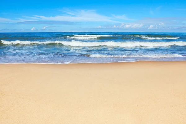 Bellissimo Mare Spiaggia Sabbiosa Una Giornata Estiva Soleggiata Copia Spazio — Foto Stock