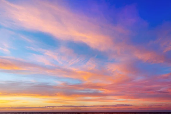 Bellissimo Cielo Serale Con Nuvole Rosa Tramonto Sul Mare — Foto Stock