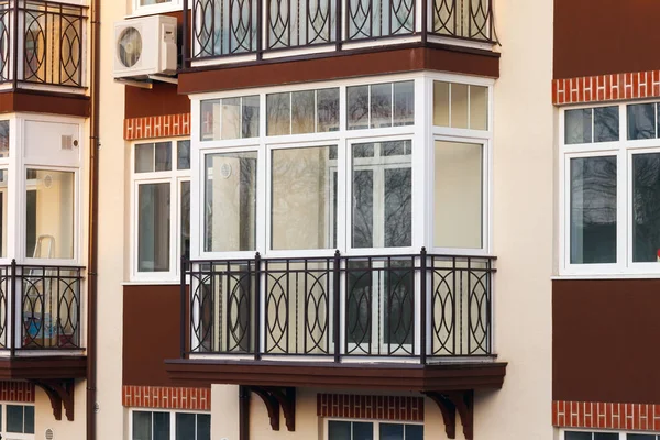 Застекленный Балкон Современном Жилом Доме Балкон Металлической Кованой Решеткой — стоковое фото