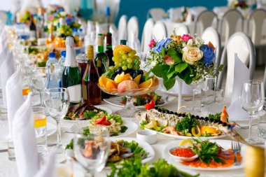 Büyük salonda çok güzel servis edilen şenlik masası. Yumuşak odaklı, seçici odaklı