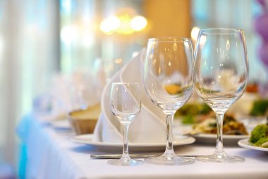 Parti ya da düğün için servis masası hazırlandı. Yumuşak odaklı, seçici odaklı