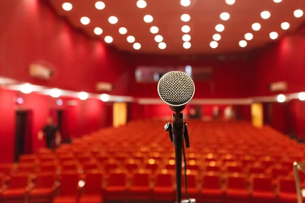 Mikrofon Auf Rotem Saal Mit Zuschauerplätzen Stühle Für Das Publikum — Stockfoto
