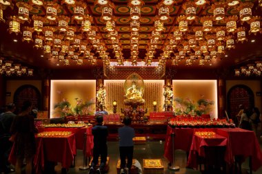 ŞARKI-26 Kasım 2019: Buda heykeli Buda Dişi Kalıntısı Tapınağı 'nın içindeki nilüfer çiçeğinin üzerinde duruyor. Singapur, Çin Mahallesi